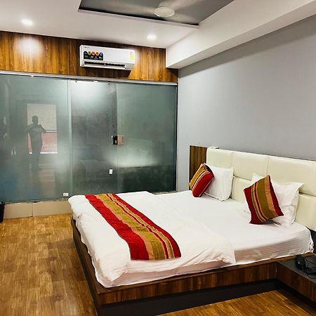 The Valentine Hotel Surat Zewnętrze zdjęcie