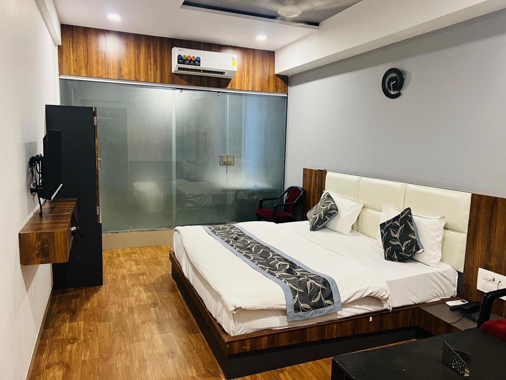 The Valentine Hotel Surat Zewnętrze zdjęcie