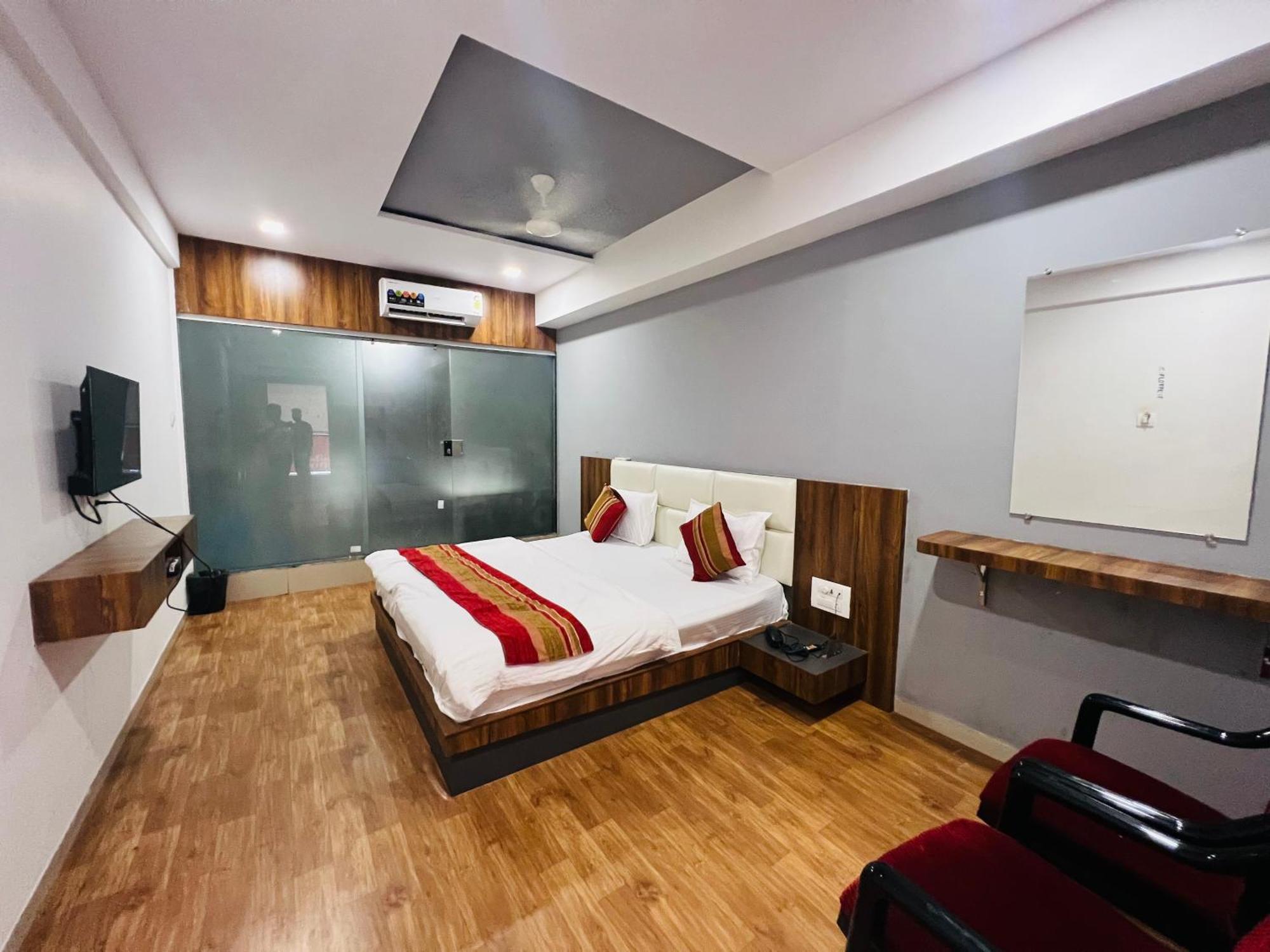 The Valentine Hotel Surat Zewnętrze zdjęcie