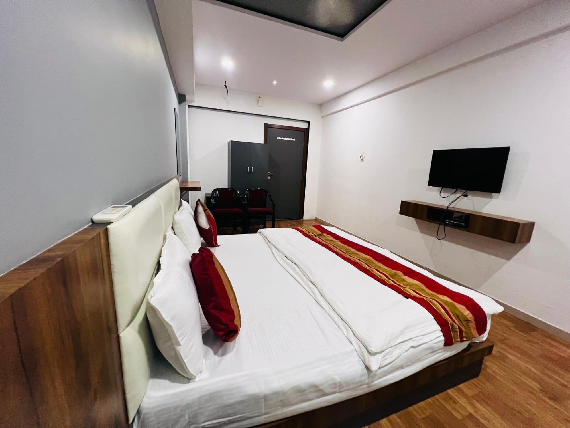 The Valentine Hotel Surat Zewnętrze zdjęcie