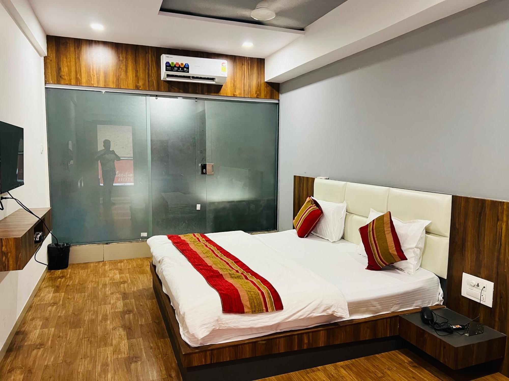 The Valentine Hotel Surat Zewnętrze zdjęcie
