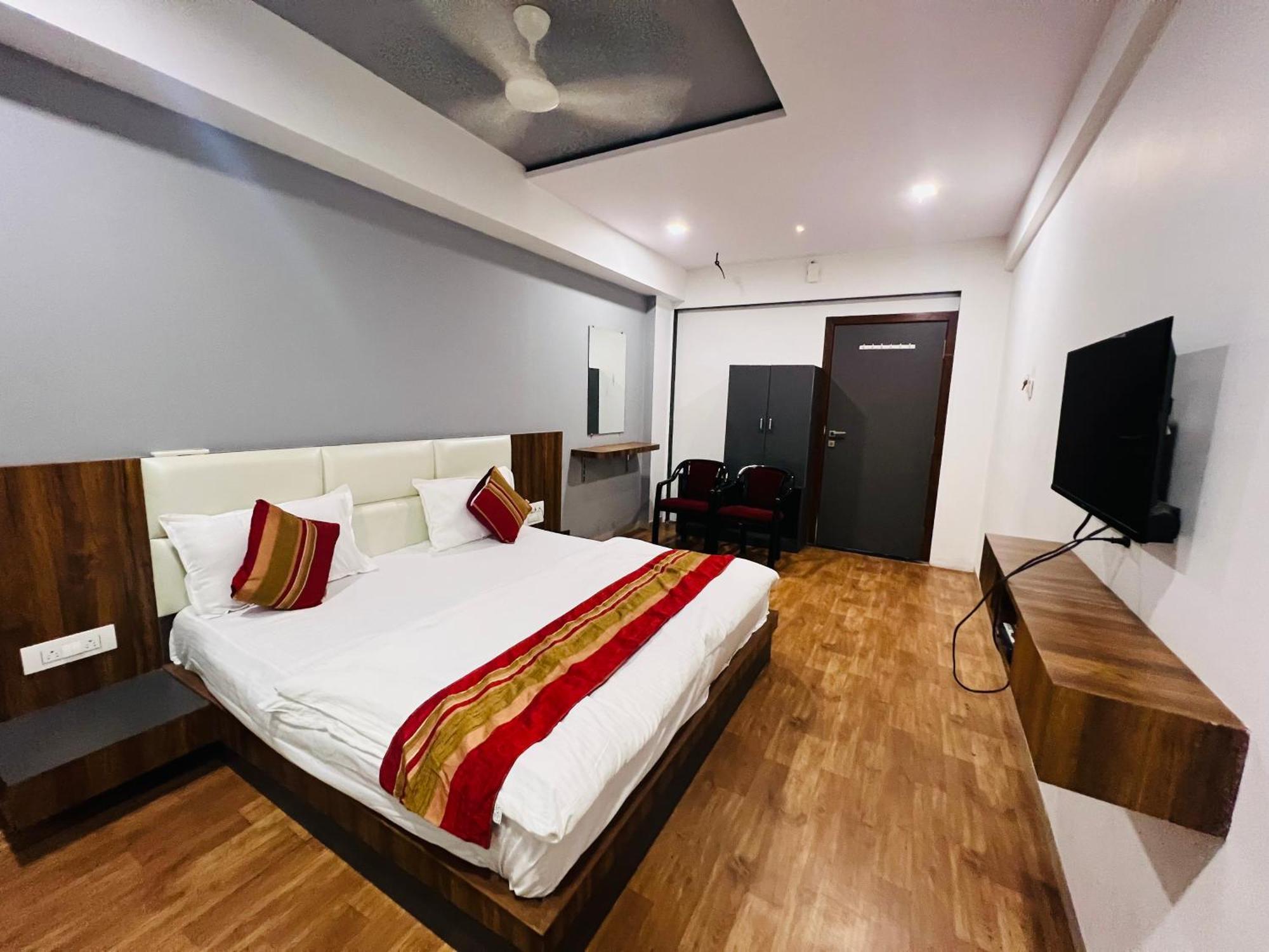 The Valentine Hotel Surat Zewnętrze zdjęcie