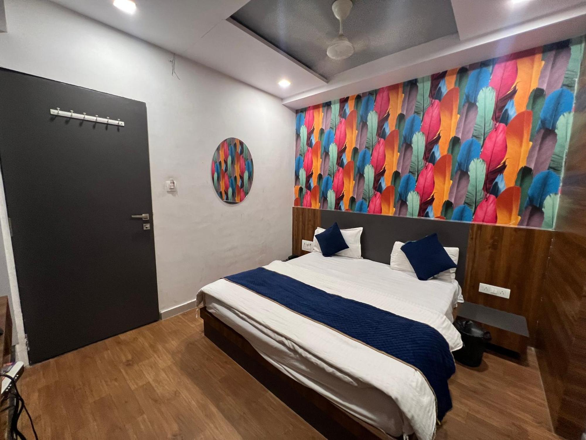 The Valentine Hotel Surat Zewnętrze zdjęcie