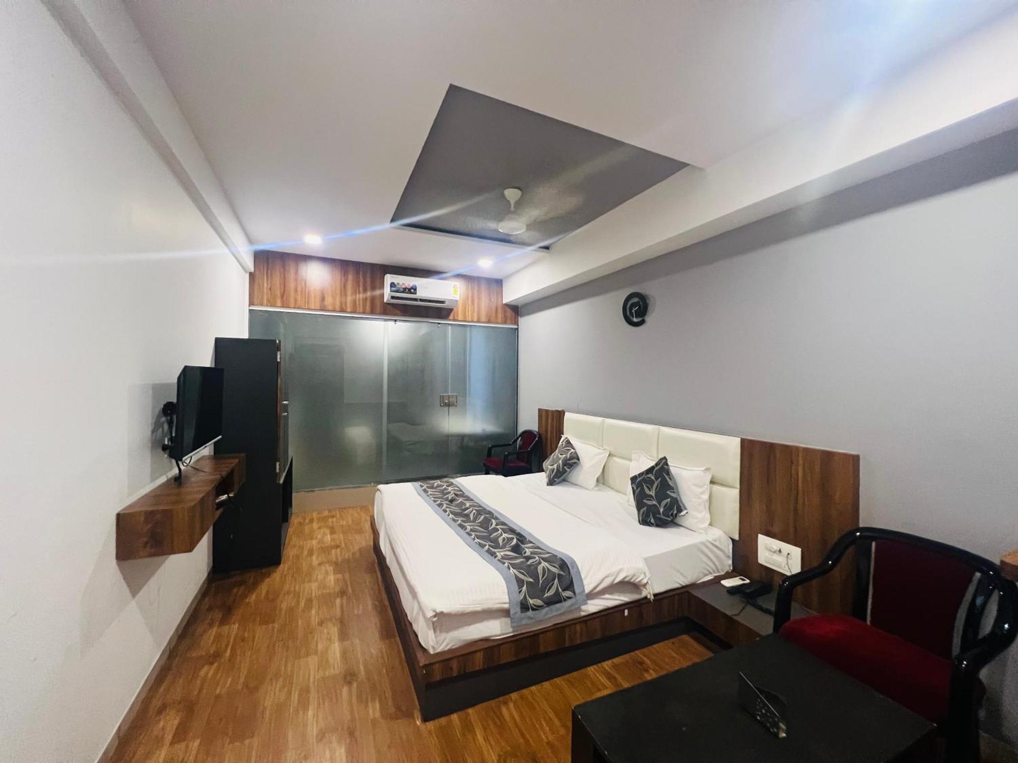 The Valentine Hotel Surat Zewnętrze zdjęcie